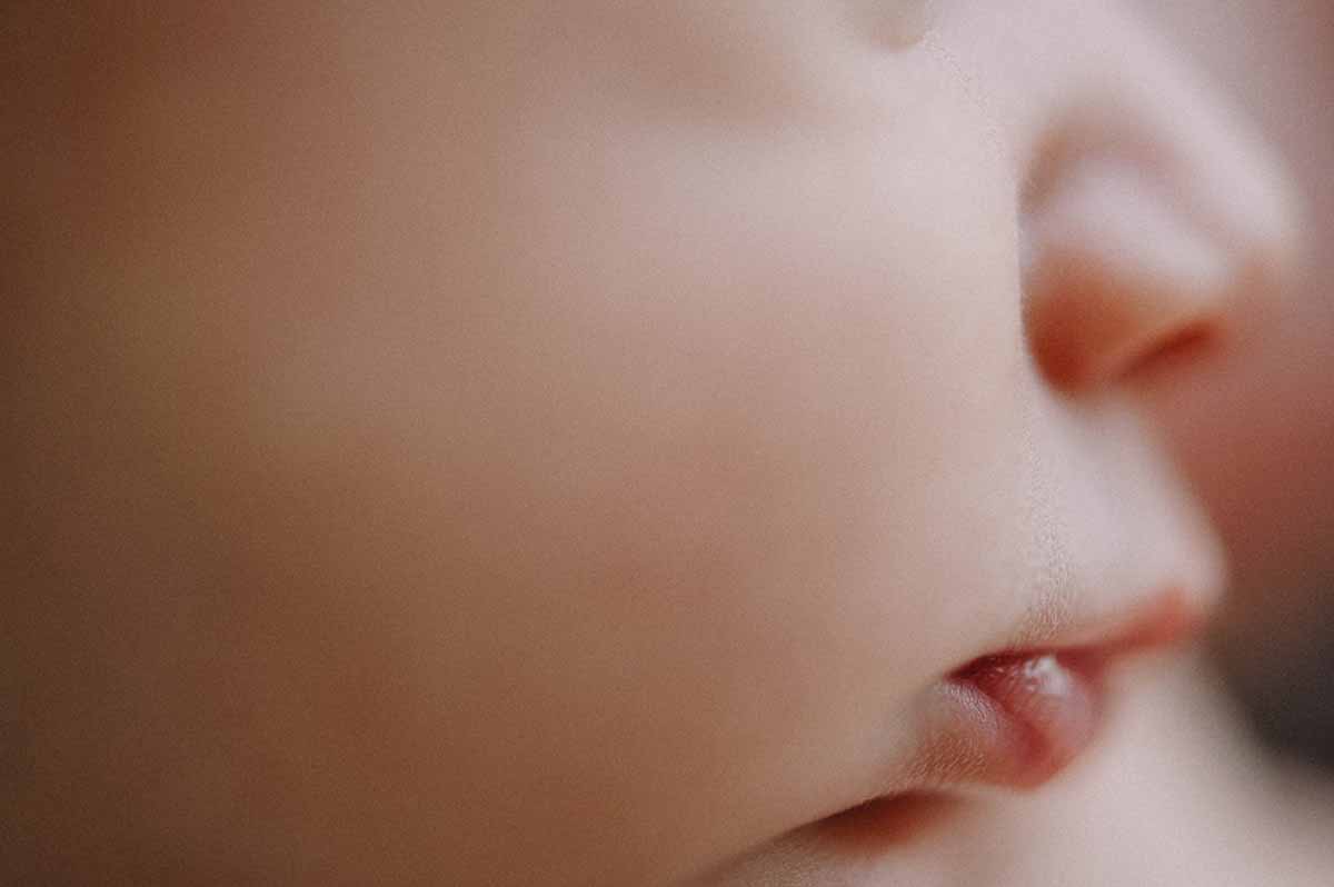 Kreativ nyfødt fotografering i eget studie hvor der er gode rammer for både forældre Kolding